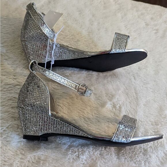 2X1 Basic Editions Youth Silver Sandals Size 1. - Picture 2 of 4